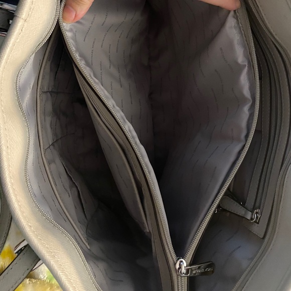 Michael Kors Extra Large Jet Set Laptop Tote Bag - Picture 3 of 4